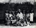 Luigi Robbecchi Bricchetti con alcuni schiavi liberati. Autore di Nell'Harar 1896