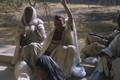Etiopia, uomini e donne per strada