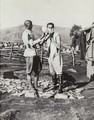 Curzio Malaparte in Etiopia nel 1939, inviato per il Corriere della sera. Scrisse tra gli altri,'L'Africa non  nera' sulle partenze degli italiani per le colonie. Vedi libro di E. La Forgia 'Viaggio in Etiopia e altri scritti africani' (Vallecchi)